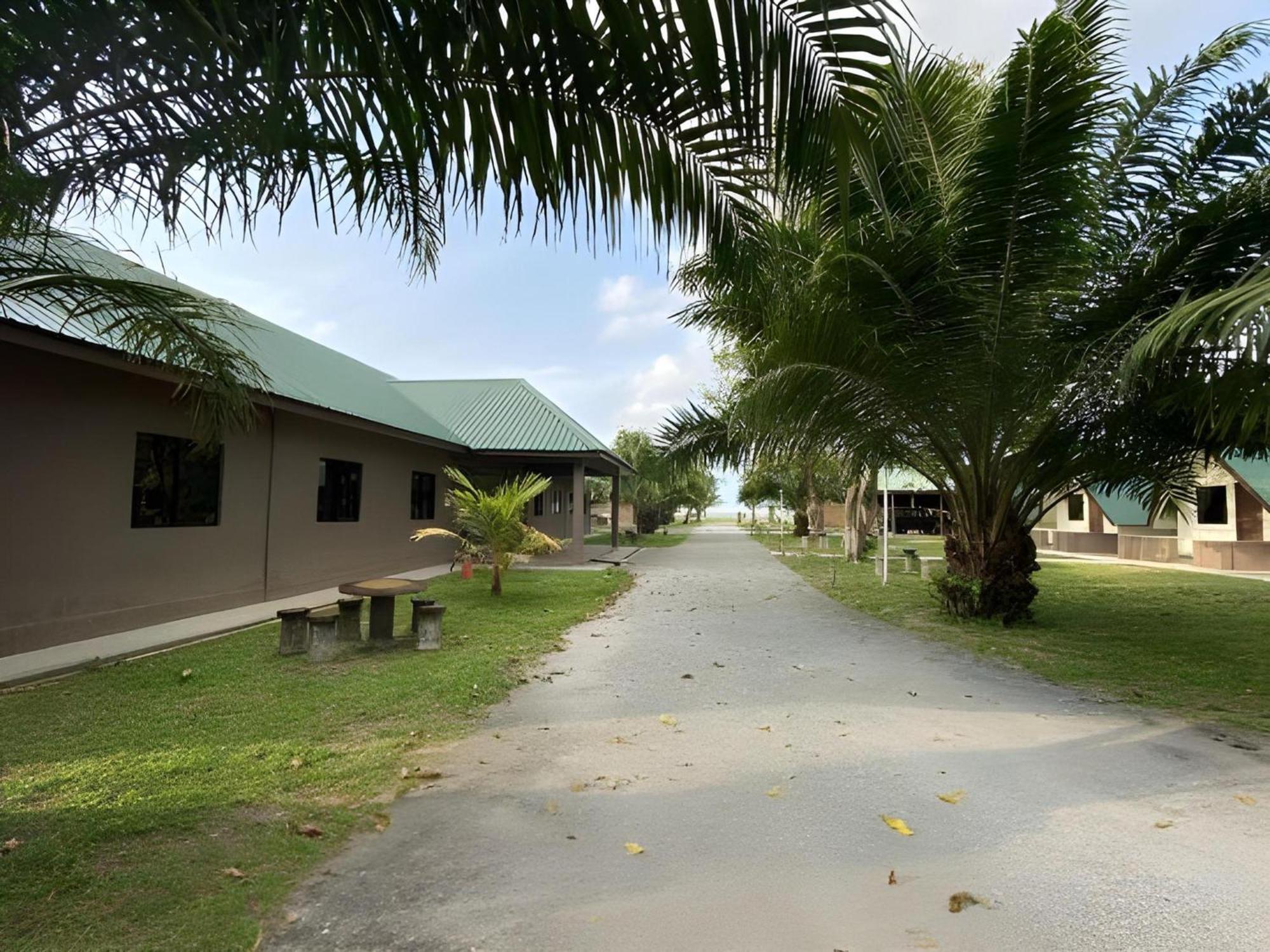 Super Oyo 89896 Sedili Inn Resort Kota Tinggi Eksteriør billede